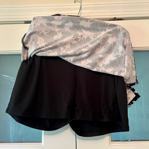 TRANQUILITY BY CC BLACK & WHITE STRETCHY SKORT 🖤🤍 - Picture 3 of 4